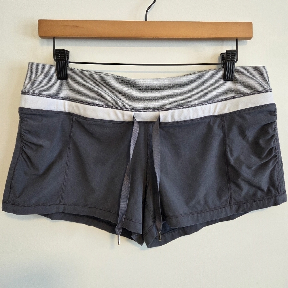 Lululemon 2.5” Inseam Charcoal Athletic Running Shorts – Built-In Liner – Size 8 - Picture 2 of 8
